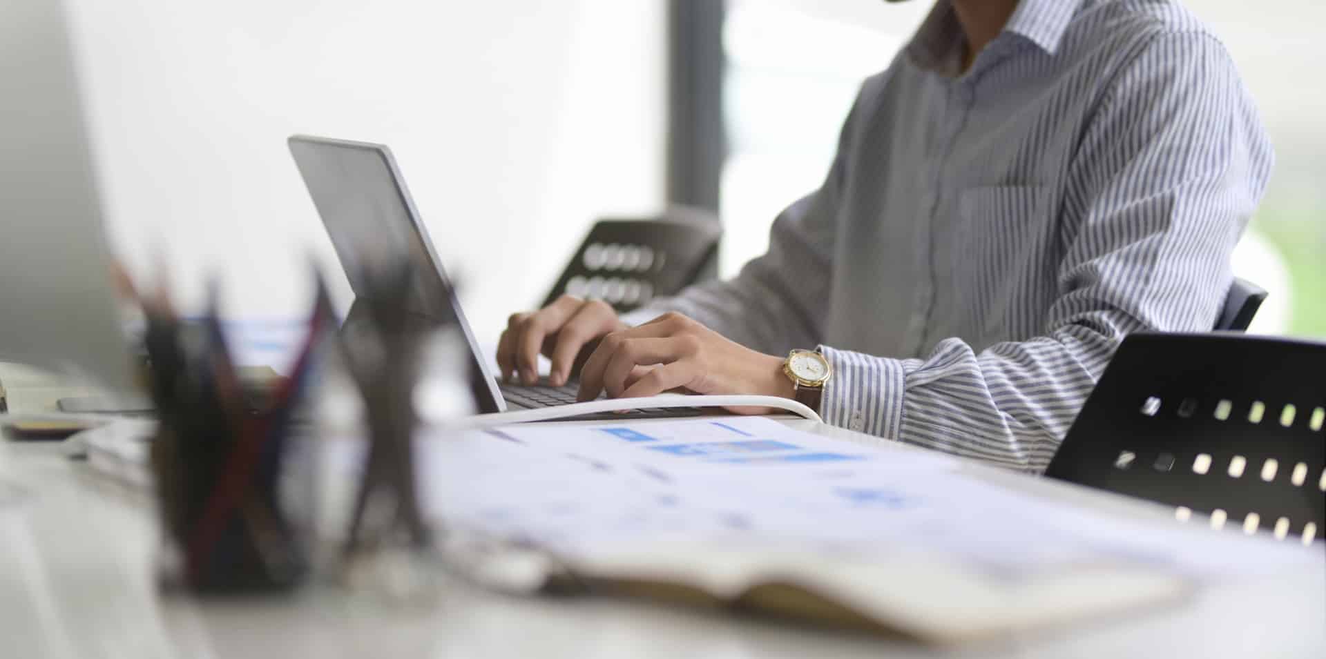 Imprenditore con documenti aziendali mentre valuta le inesattezze che circolano sull'accessibilità web obbligatoria